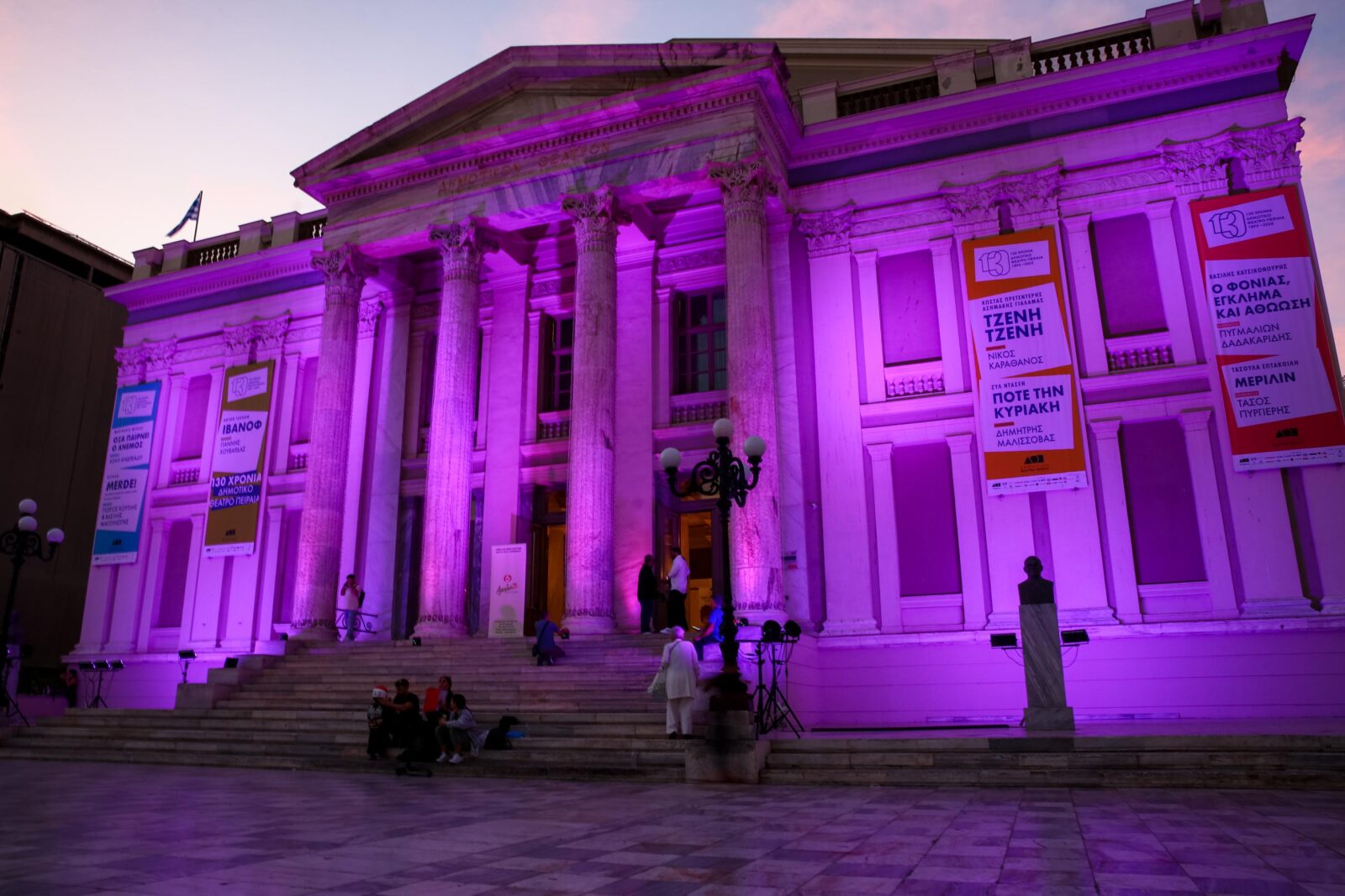 Το Δημαρχείο Αθηνών και η πλατεία Κοτζιά φωτίστηκαν ροζ για τον μήνα κατά του καρκίνου του μαστού- Δείτε video