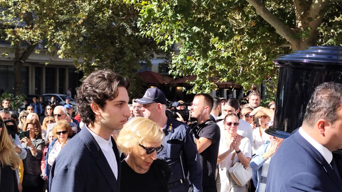 Κηδεία Διονύσης Σαββόπουλος: “Συντετριμμένη η οικογένειά του στην Ιερά Αρχιεπισκοπή Αθηνών μέσα στη Μητρόπολη Αθηνών”