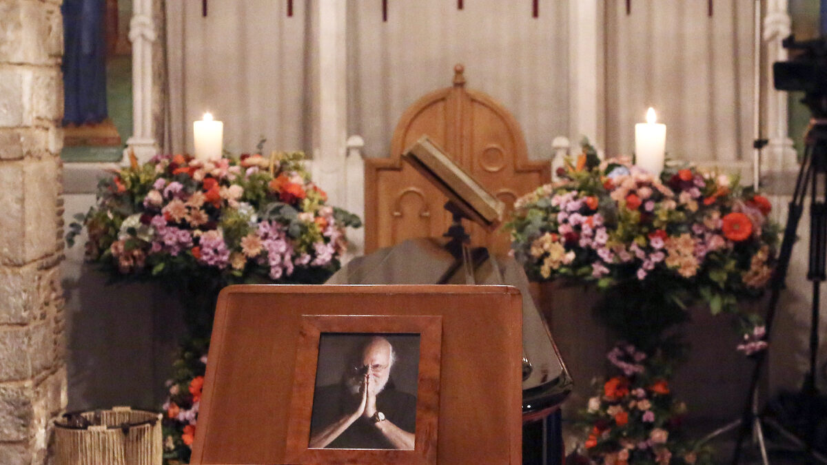 Στο παρεκκλήσι της Μητρόπολης Αθηνών εκτίθεται σε λαϊκό προσκύνημα η σορός του Διονύση Σαββόπουλου