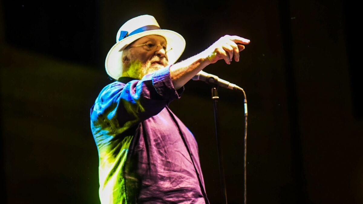 Σε λαϊκό προσκύνημα ο Διονύσης Σαββόπουλος – Η συγκινητική επιθυμία της οικογένειας