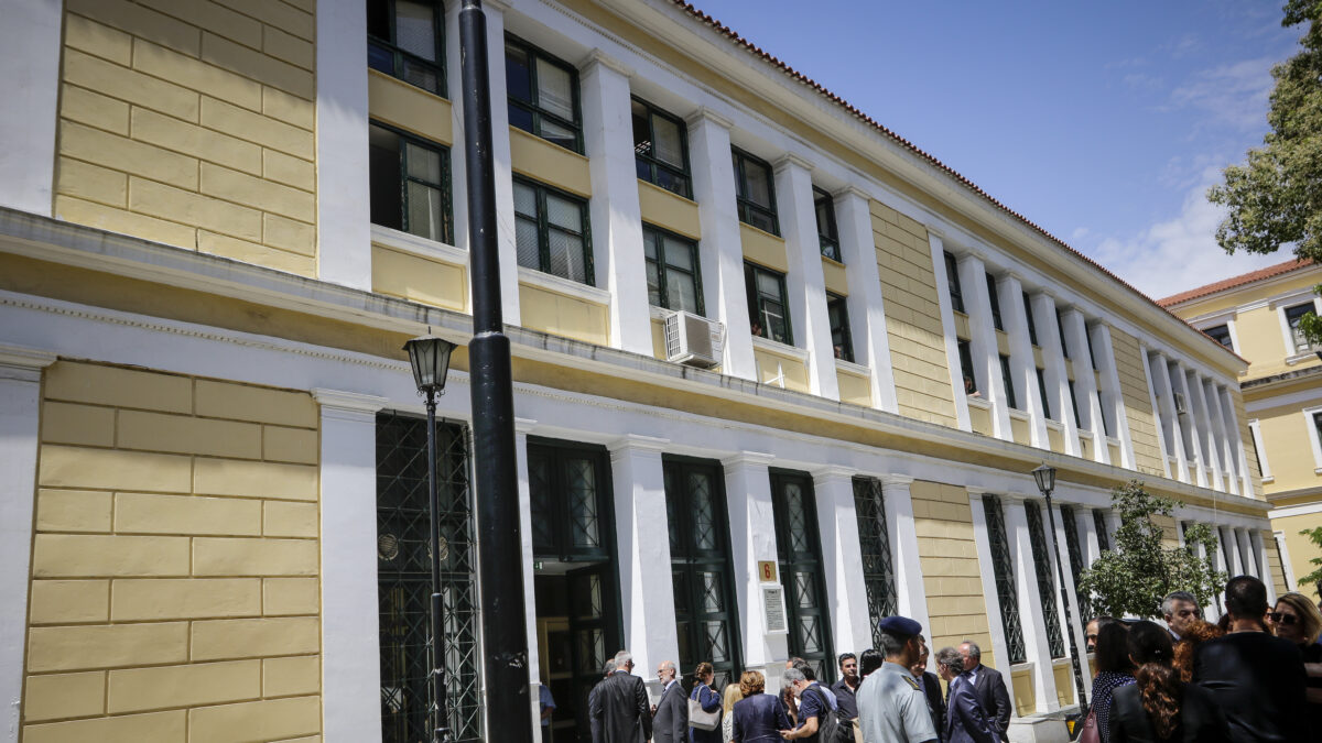 Χρήση ναρκωτικών στα δικαστήρια της Ευελπίδων: Συνελήφθη γυναίκα Χρήση ναρκωτικών στα δικαστήρια της Ευελπίδων: Συνελήφθη γυναίκα