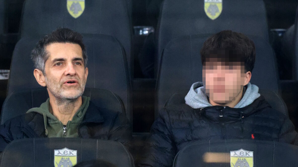 Ο Φοίβος στο γήπεδο με τον 16χρονο γιο του – Σπάνια κοινή εμφάνιση που κλέβει τις εντυπώσεις