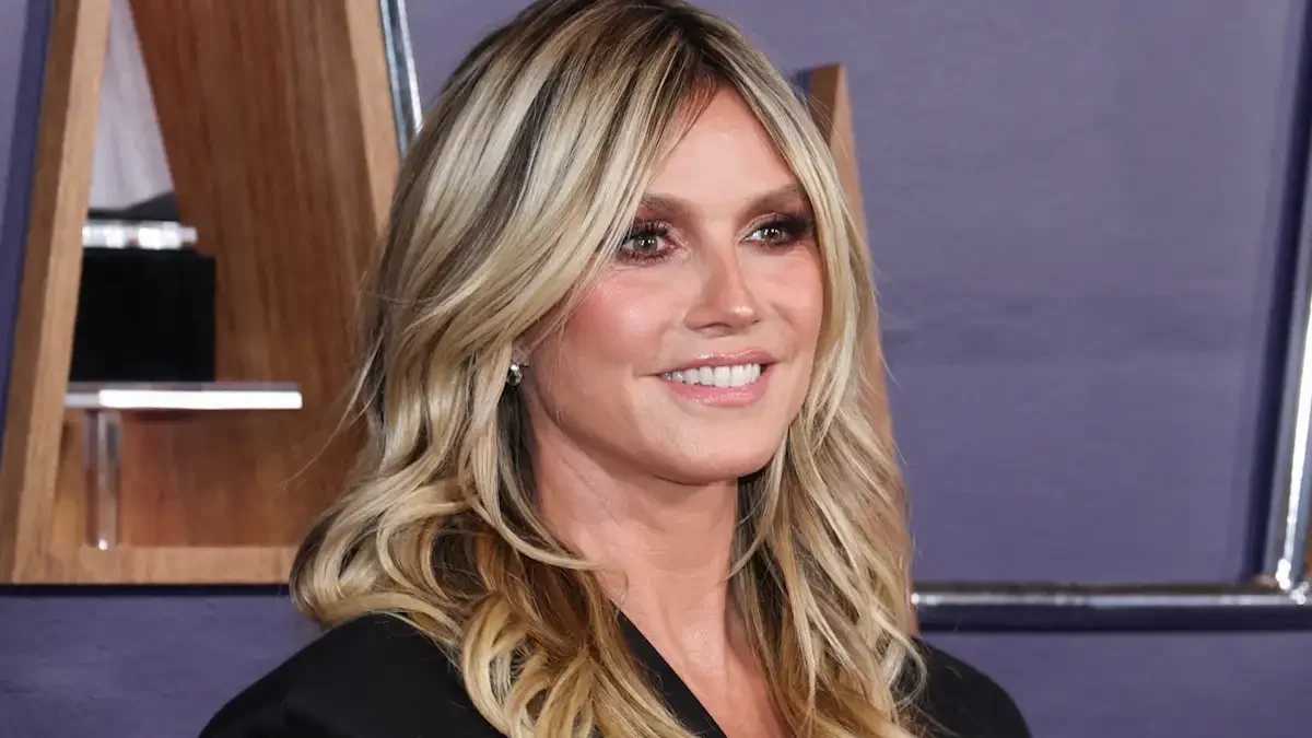 Χάιντι Κλουμ: Με αποκαλυπτικό διάφανο φόρεμα σε εκδήλωση στο Παρίσι