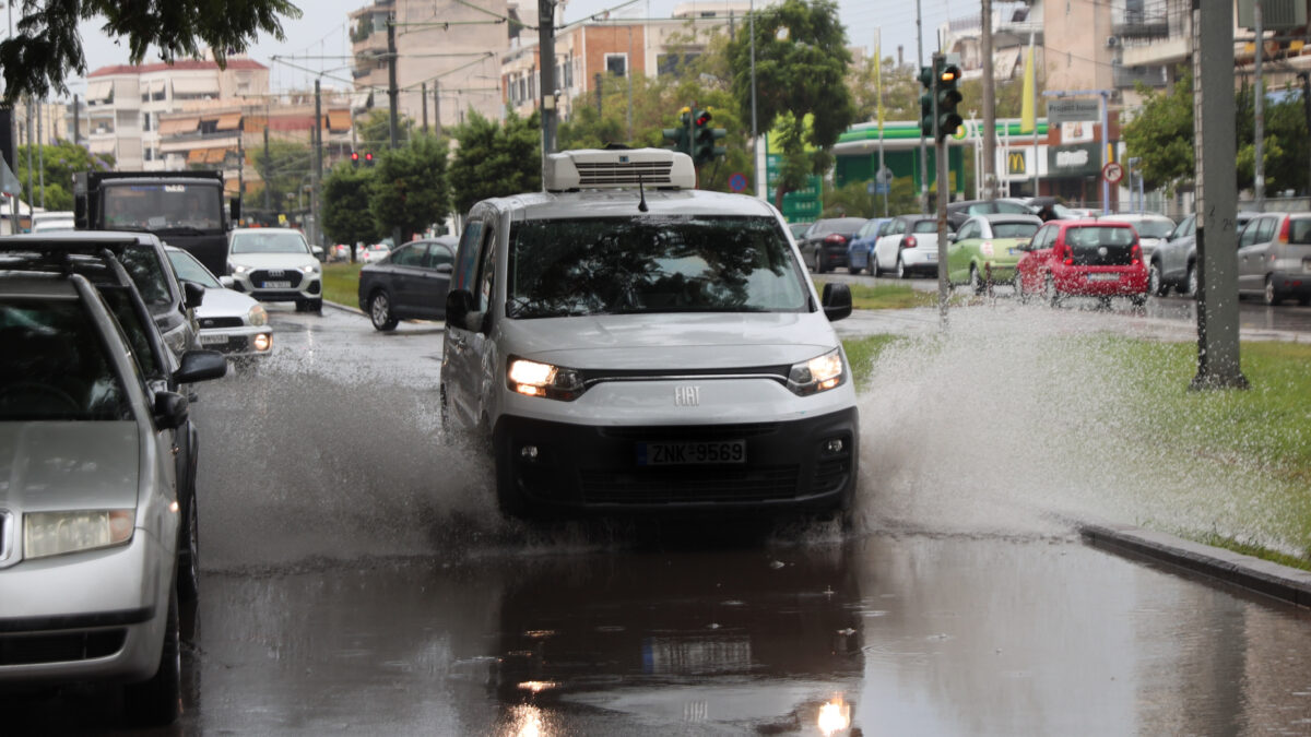 Καταιγίδες και ισχυροί άνεμοι επιμένουν – Στους 25 βαθμούς πέφτει η θερμοκρασία Καταιγίδες και ισχυροί άνεμοι επιμένουν – Στους 25 βαθμούς πέφτει η θερμοκρασία