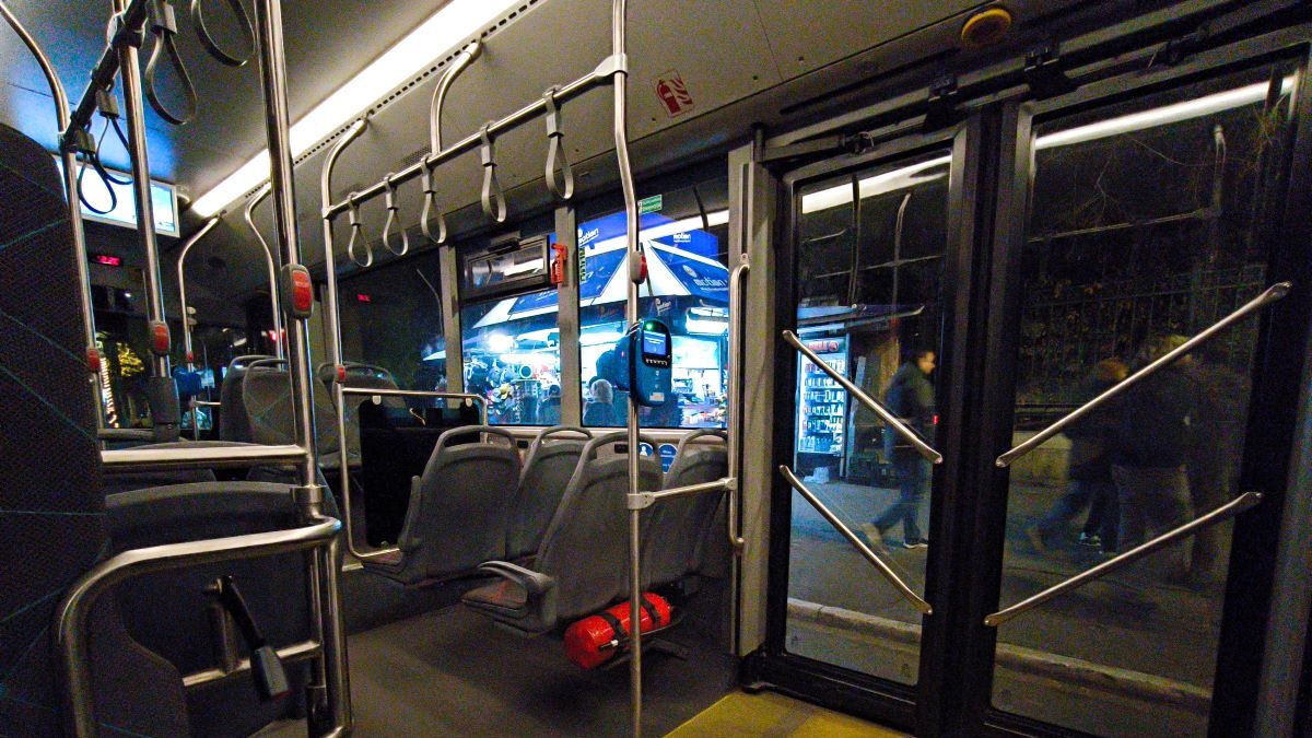 Πανικός σε λεωφορείο στο κέντρο της Αθήνας – Άνδρας έβγαλε τσεκούρι και απειλούσε