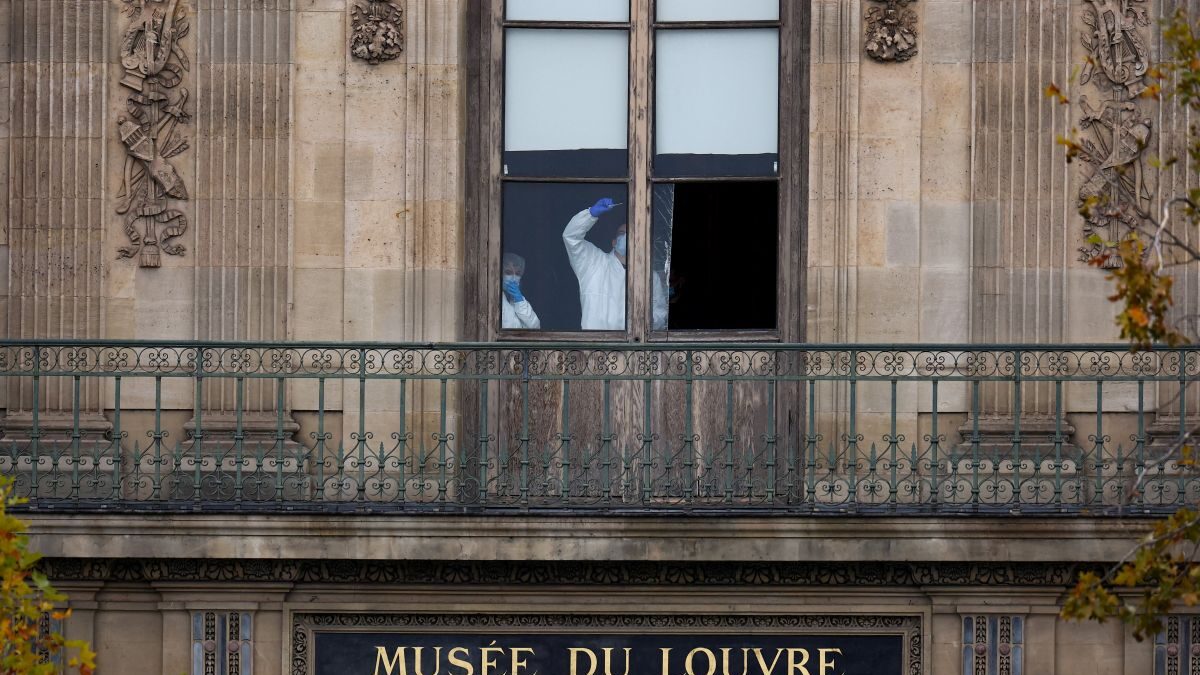 «Κλοπή του αιώνα» στο Λούβρο: Η ελίτ ομάδα που κυνηγά τους δράστες – Στο μικροσκόπιο τα κοσμήματα της γαλλικής κορώνας