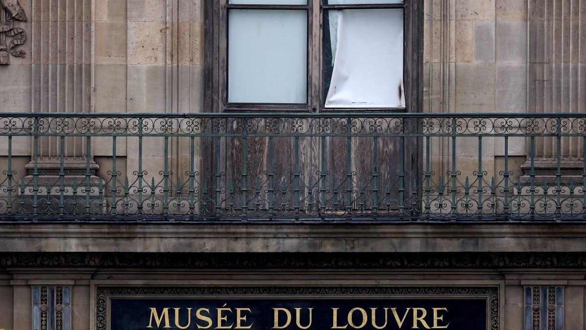 Θρασύτατη ληστεία στο Μουσείο του Λούβρου: Κοσμήματα ανεκτίμητης αξίας εξαφανίστηκαν μέσα σε 7 λεπτά Θρασύτατη ληστεία στο Μουσείο του Λούβρου: Κοσμήματα ανεκτίμητης αξίας εξαφανίστηκαν μέσα σε 7 λεπτά