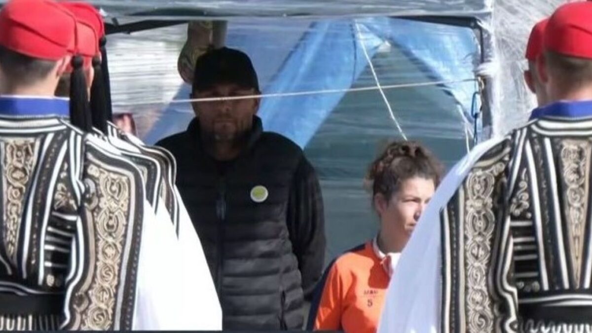 Στην 21η ημέρα απεργίας πείνας, ο Πάνος Ρούτσι δείχνει σεβασμό στους εύζωνες όρθιος Στην 21η ημέρα απεργίας πείνας, ο Πάνος Ρούτσι δείχνει σεβασμό στους εύζωνες όρθιος