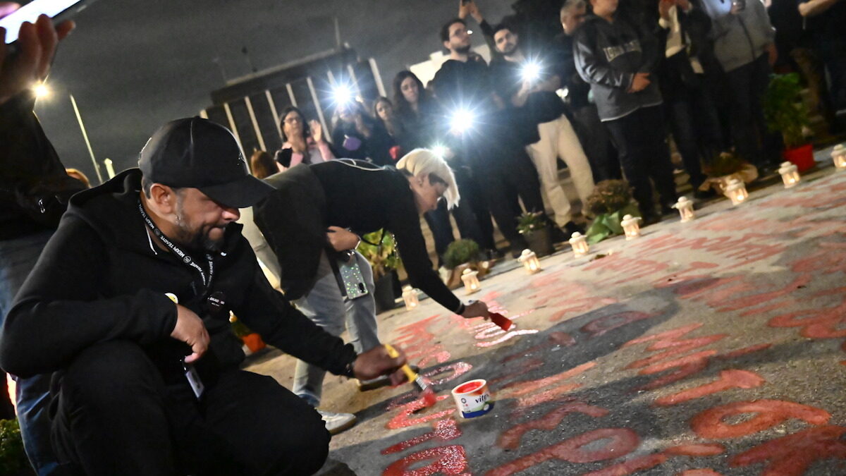 Συγκίνηση στο Σύνταγμα: Ο Πάνος Ρούτσις δηλώνει πως θα παραμείνει εκεί για να τιμήσει τα θύματα των Τεμπών