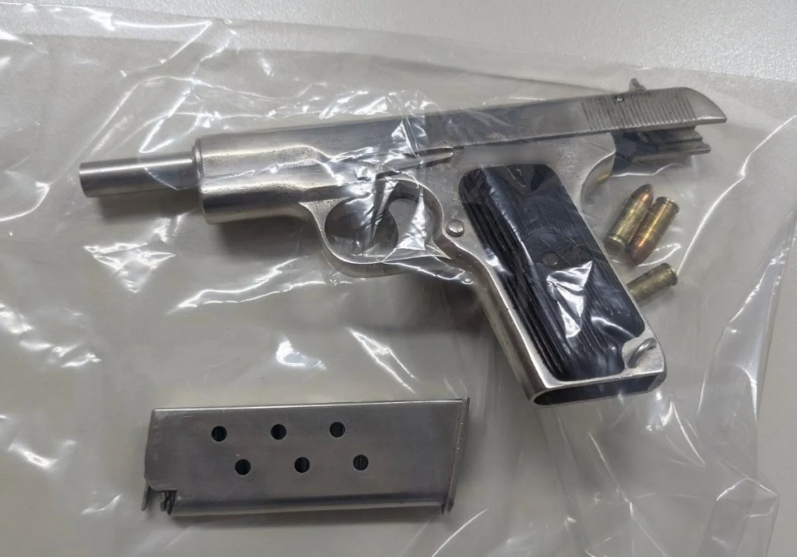 Περιστέρι: Συνελήφθη 48χρονος που αναρτούσε φωτογραφίες με πιστόλια στο Facebook