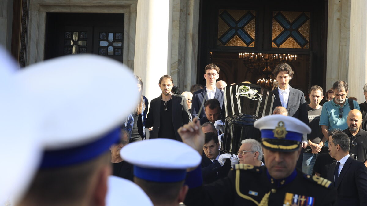 Κηδεία Διονύση Σαββόπουλου: Η «Συννεφούλα» και το «Λαύριο» συνόδευσαν το τελευταίο αντίο