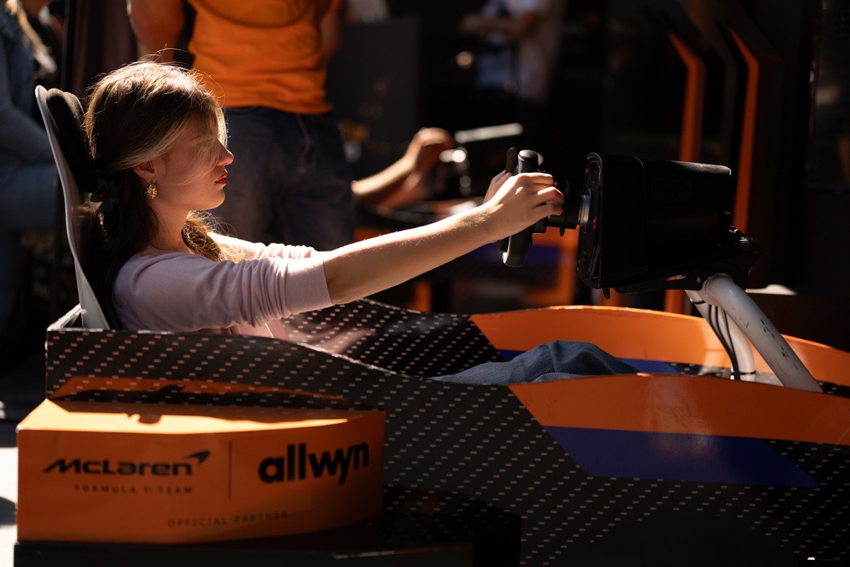 Πανηγυρίζουν οι φίλοι της McLaren F1 Team σε όλο τον πλανήτη - Από το Grand Prix της Σιγκαπούρης μέχρι το Roadshow της Λάρισας με το showcar της McLaren F1 Team