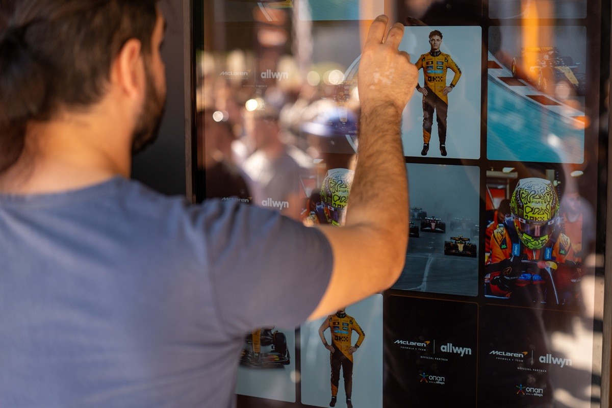 Πανηγυρίζουν οι φίλοι της McLaren F1 Team σε όλο τον πλανήτη - Από το Grand Prix της Σιγκαπούρης μέχρι το Roadshow της Λάρισας με το showcar της McLaren F1 Team