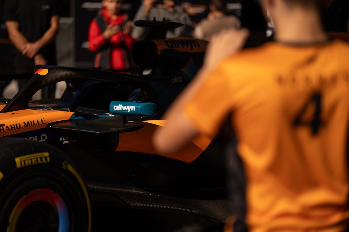 Πανηγυρίζουν οι φίλοι της McLaren F1 Team σε όλο τον πλανήτη - Από το Grand Prix της Σιγκαπούρης μέχρι το Roadshow της Λάρισας με το showcar της McLaren F1 Team