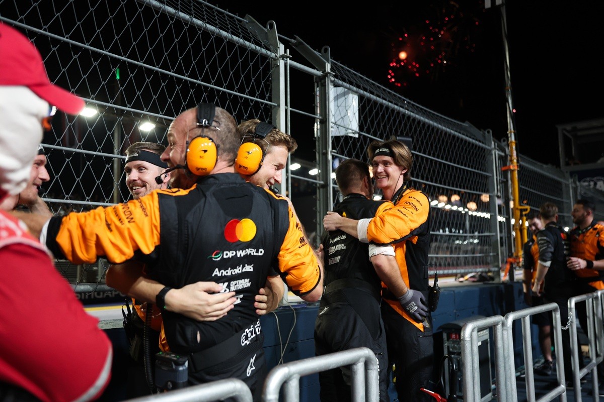 Πανηγυρίζουν οι φίλοι της McLaren F1 Team σε όλο τον πλανήτη - Από το Grand Prix της Σιγκαπούρης μέχρι το Roadshow της Λάρισας με το showcar της McLaren F1 Team