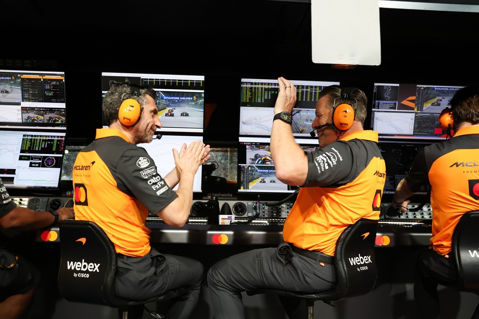 Πανηγυρίζουν οι φίλοι της McLaren F1 Team σε όλο τον πλανήτη - Από το Grand Prix της Σιγκαπούρης μέχρι το Roadshow της Λάρισας με το showcar της McLaren F1 Team