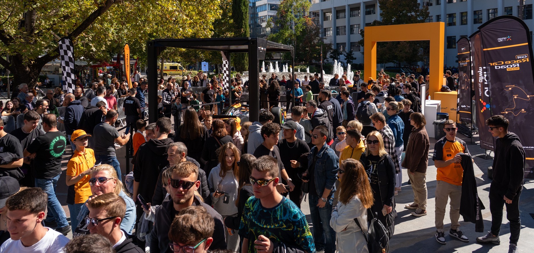 Πανηγυρίζουν οι φίλοι της McLaren F1 Team σε όλο τον πλανήτη - Από το Grand Prix της Σιγκαπούρης μέχρι το Roadshow της Λάρισας με το showcar της McLaren F1 Team