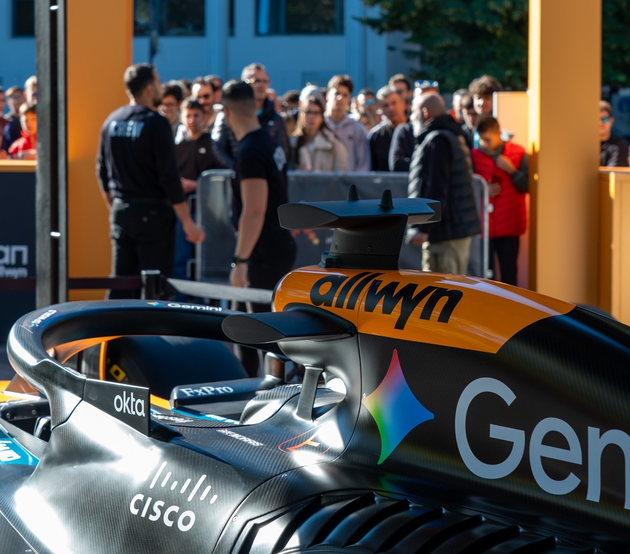 Πανηγυρίζουν οι φίλοι της McLaren F1 Team σε όλο τον πλανήτη - Από το Grand Prix της Σιγκαπούρης μέχρι το Roadshow της Λάρισας με το showcar της McLaren F1 Team