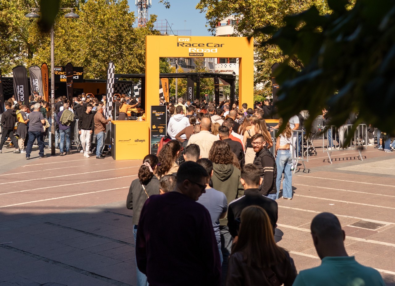 Πανηγυρίζουν οι φίλοι της McLaren F1 Team σε όλο τον πλανήτη - Από το Grand Prix της Σιγκαπούρης μέχρι το Roadshow της Λάρισας με το showcar της McLaren F1 Team