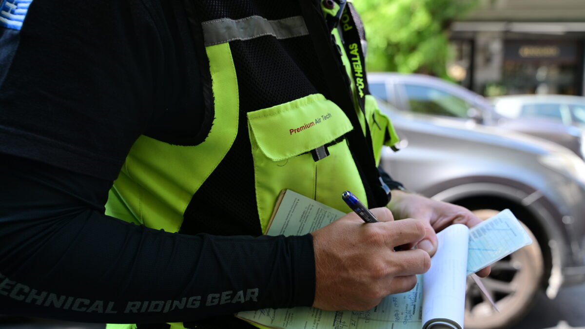 Θεσσαλονίκη: Παράνομη στάθμευση και ένταση με αστυνομικούς όταν ήρθε ο γερανός