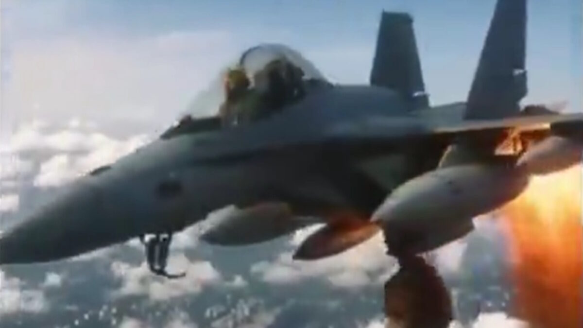 Προκλητικό ψηφιακό βίντεο: Τραμπ σε ρόλο πιλότου μαχητικού φορώντας στέμμα