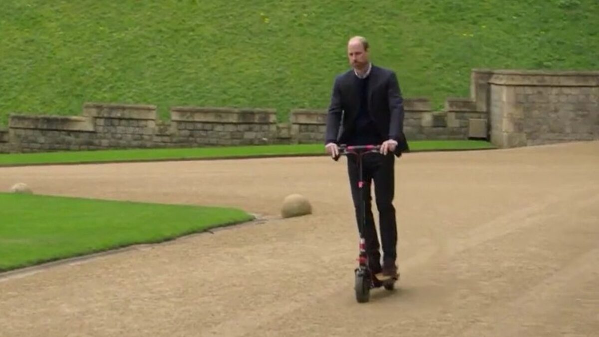 Ο πρίγκιπας Γουίλιαμ σε ρόλο... σύγχρονου αναβάτη – Βόλτα με ηλεκτρικό πατίνι στους κήπους του Γουίνδσορ- Δείτε το video