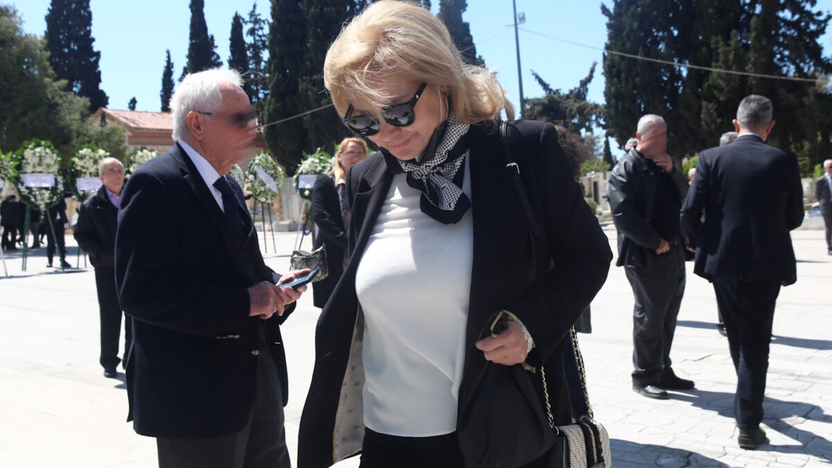 Πένθος για την Αγγελική Νικολούλη – Το τελευταίο αντίο στη μητέρα της στον Πύργο Ηλείας Πένθος για την Αγγελική Νικολούλη – Το τελευταίο αντίο στη μητέρα της στον Πύργο Ηλείας