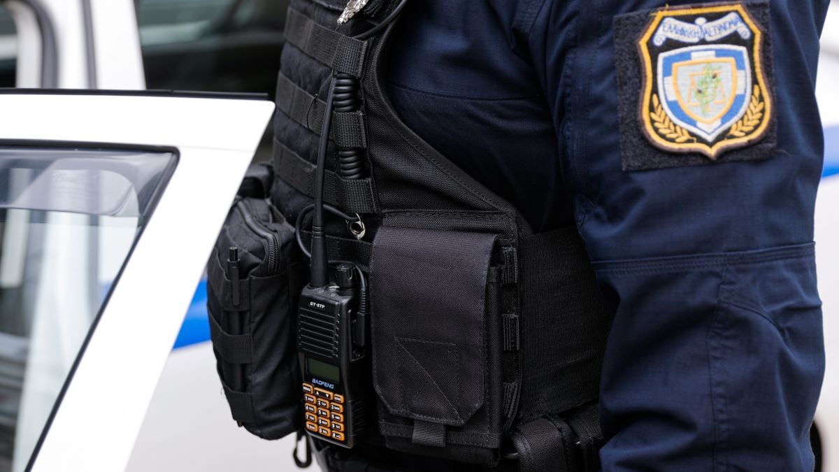 Αστυνομικός με “χλιδάτο” βίο και 600.000 ευρώ στην τράπεζα – Στο φως η δράση του σε κύκλωμα ναρκωτικών