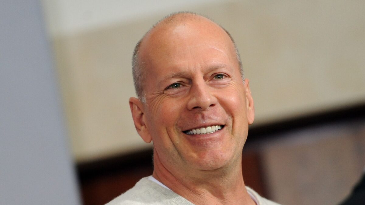 Λος Άντζελες: Ο Μπρους Γουίλις σε σπάνια δημόσια στιγμή – Χαμόγελο και συνοδεία φροντιστή Λος Άντζελες: Ο Μπρους Γουίλις σε σπάνια δημόσια στιγμή – Χαμόγελο και συνοδεία φροντιστή