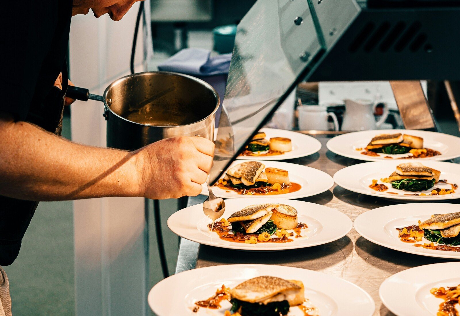 Γνωστός σεφ οδηγείται στη φυλακή για οφειλές ΦΠΑ άνω των 350.000 ευρώ- Δείτε video