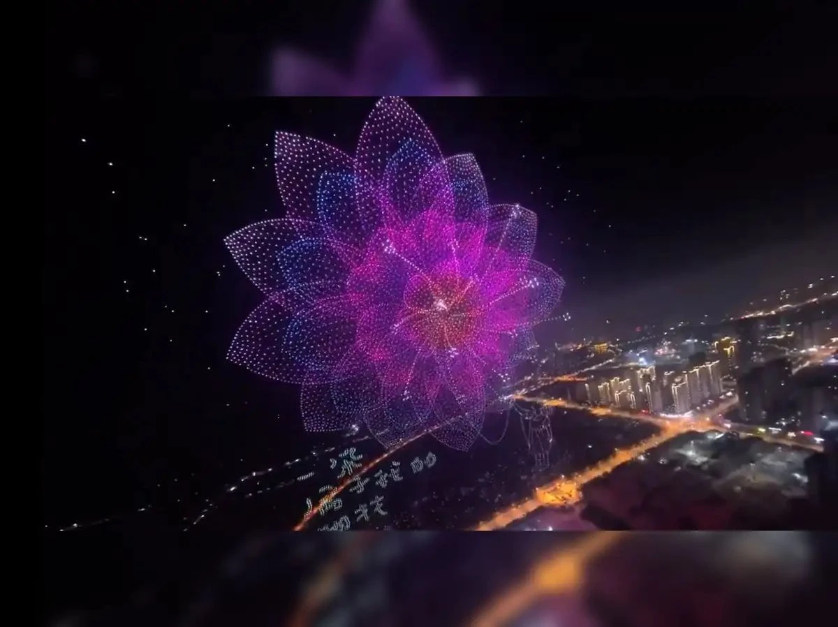 Η Κίνα σπάει παγκόσμιο ρεκόρ με 16.000 AI drones σε τέλεια συγχρονισμένη πτήση Η Κίνα σπάει παγκόσμιο ρεκόρ με 16.000 AI drones σε τέλεια συγχρονισμένη πτήση