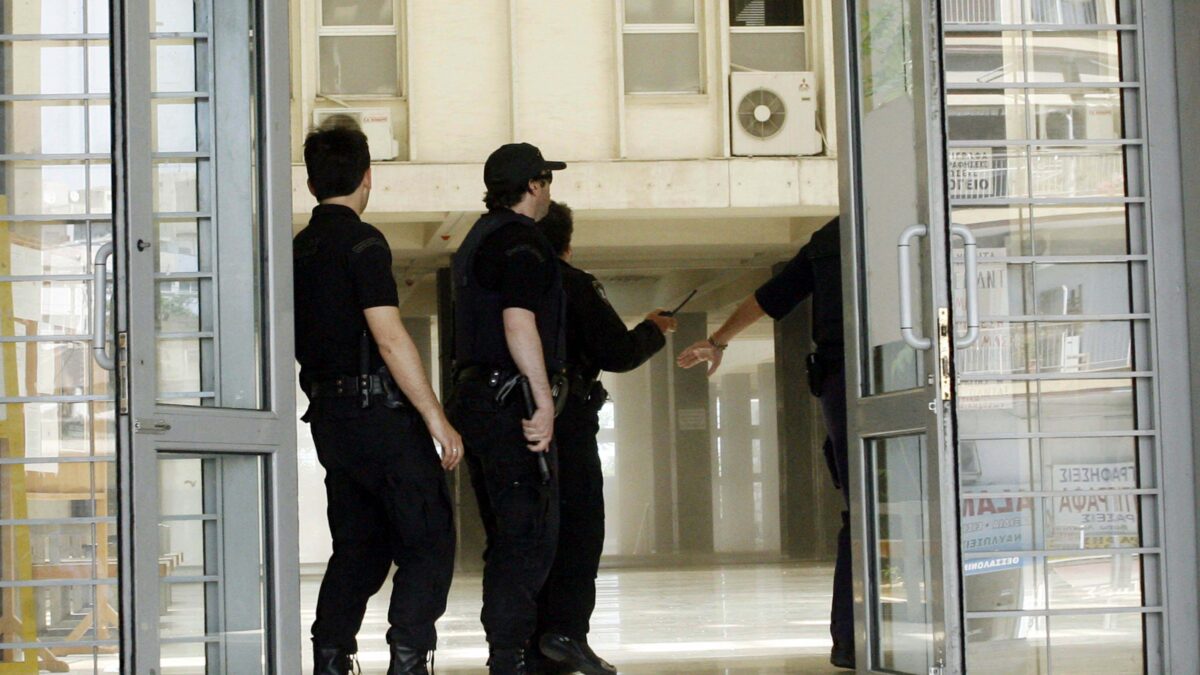 Επεισόδια στη δίκη του Άλκη Καμπανού: Επίθεση κουκουλοφόρων κατά αστυνομικών Επεισόδια στη δίκη του Άλκη Καμπανού: Επίθεση κουκουλοφόρων κατά αστυνομικών