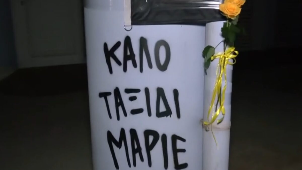 Χαλκίδα: Κηδεία Μάριου – Λουλούδια και κεριά στον τόπο του εγκλήματος