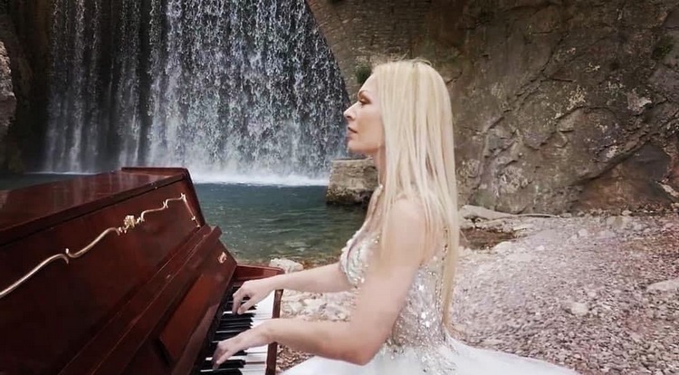 Η «ιπτάμενη πιανίστρια» Έλενα Ξυδιά στο λευκό της πιάνο στον Όλυμπο- Δείτε video Η «ιπτάμενη πιανίστρια» Έλενα Ξυδιά στο λευκό της πιάνο στον Όλυμπο- Δείτε video