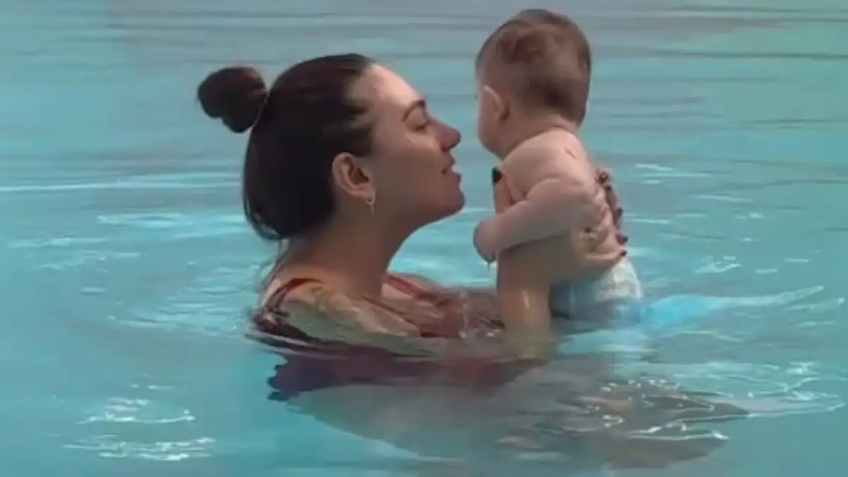 Ευρυδίκη Βαλαβάνη: Ο γιος της στο κολυμβητήριο – Τρυφερές στιγμές στο νερό