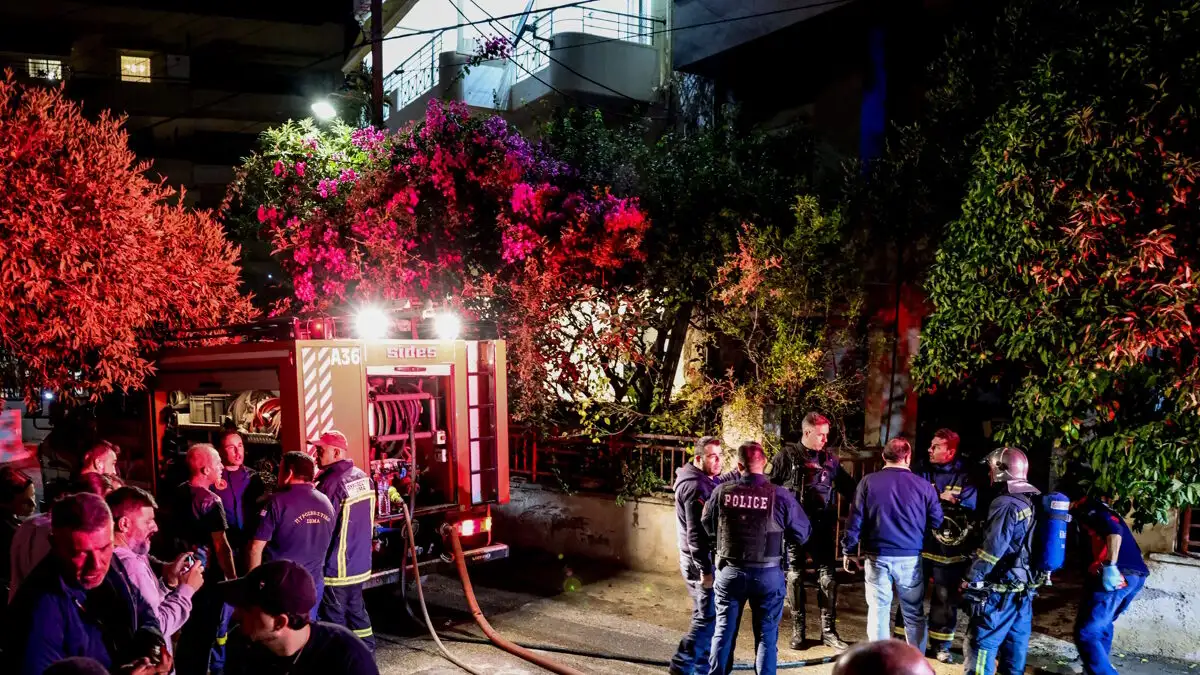 Φωτιά-τραγωδία στο Ηράκλειο: Μάνα και γιος εντοπίστηκαν απανθρακωμένοι – Ο δεύτερος γιος γλίτωσε πηδώντας από την ταράτσα