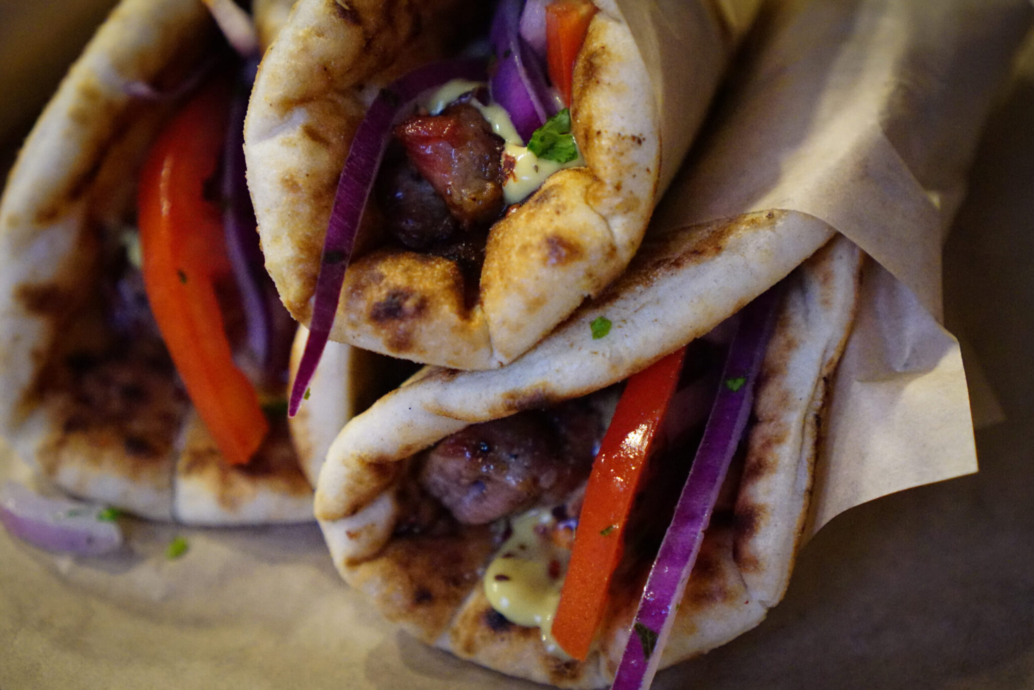 Το σουβλάκι γίνεται πολυτέλεια: Πώς οι ανατιμήσεις φτάνουν τα 5 ευρώ το τυλιχτό- Δείτε video