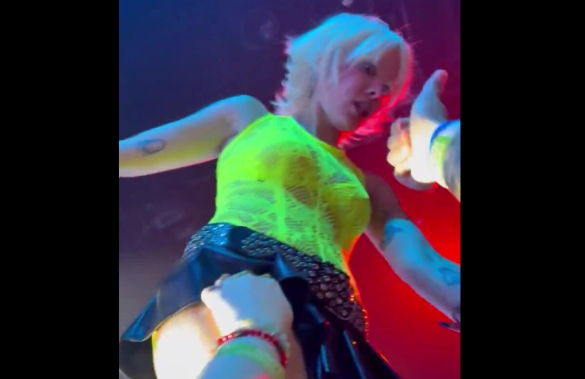 Halsey: Θαυμάστρια την παρενόχλησε σε συναυλία – Άγγιζε τον μηρό της και τραβούσε το ρούχο της» Halsey: Θαυμάστρια την παρενόχλησε σε συναυλία – Άγγιζε τον μηρό της και τραβούσε το ρούχο της»