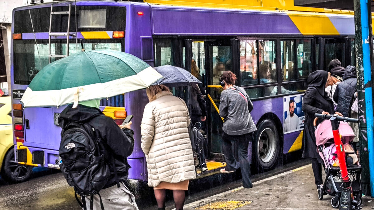 Κακοκαιρία σαρώνει τη χώρα: Ισχυρές βροχές και καταιγίδες σε Σποράδες, ανατολική Θεσσαλία και Εύβοια – Νύχτα κεραυνών στην Αττική Κακοκαιρία σαρώνει τη χώρα: Ισχυρές βροχές και καταιγίδες σε Σποράδες, ανατολική Θεσσαλία και Εύβοια – Νύχτα κεραυνών στην Αττική