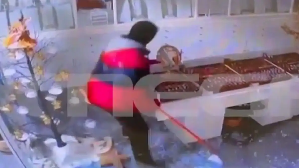 Καλαμάτα: «Χτύπησαν» κοσμηματοπωλείο σε 20 δευτερόλεπτα – Θρασύτατη διάρρηξη στο κέντρο της πόλης