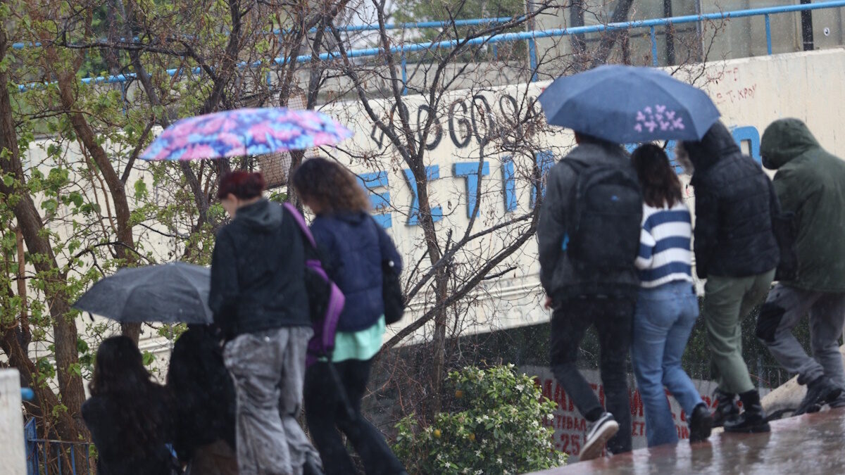 Αττική: Σποραδικές καταιγίδες και ισχυρές βροχές – Συστάσεις για ασφαλείς μετακινήσεις