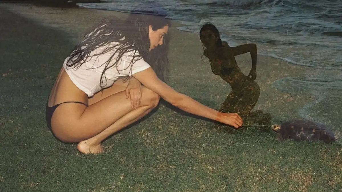 Κένταλ Τζένερ: Νέες εντυπωσιακές φωτογραφίες από την παραλία που ξεσήκωσαν τα social media