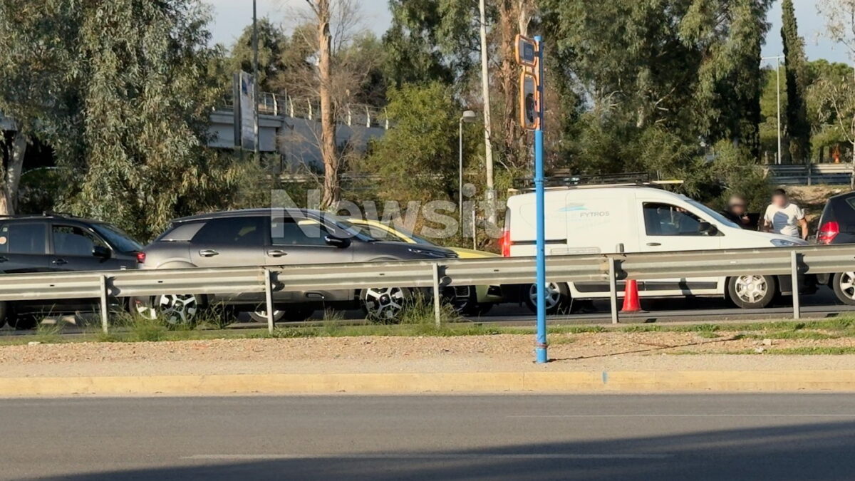 Καραμπόλα τεσσάρων οχημάτων στην Ποσειδώνος – Καθυστερήσεις και μποτιλιάρισμα στο ρεύμα προς Γλυφάδα Καραμπόλα τεσσάρων οχημάτων στην Ποσειδώνος – Καθυστερήσεις και μποτιλιάρισμα στο ρεύμα προς Γλυφάδα