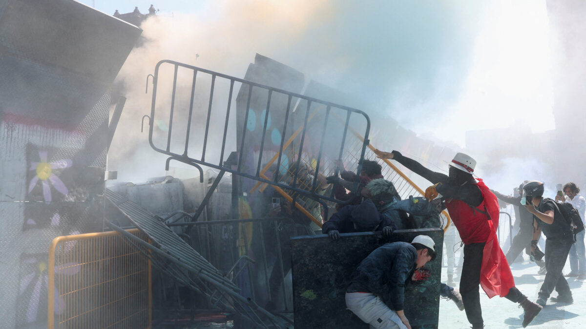 Μεξικό: Σοβαρά επεισόδια και δεκάδες τραυματίες στις μαζικές διαδηλώσεις του «Κινήματος του Σομπρέρο»