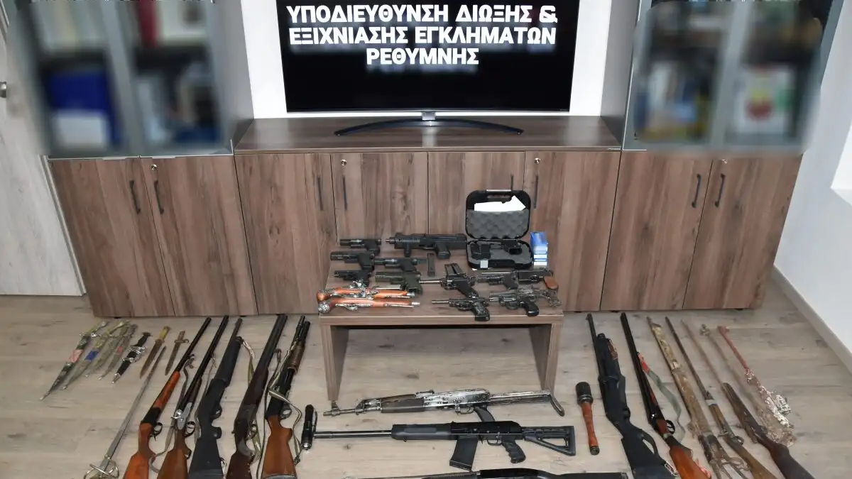 Ρέθυμνο: Πέντε συλλήψεις μετά τον εντοπισμό πλήρους οπλοστασίου μέσα σε κατοικία