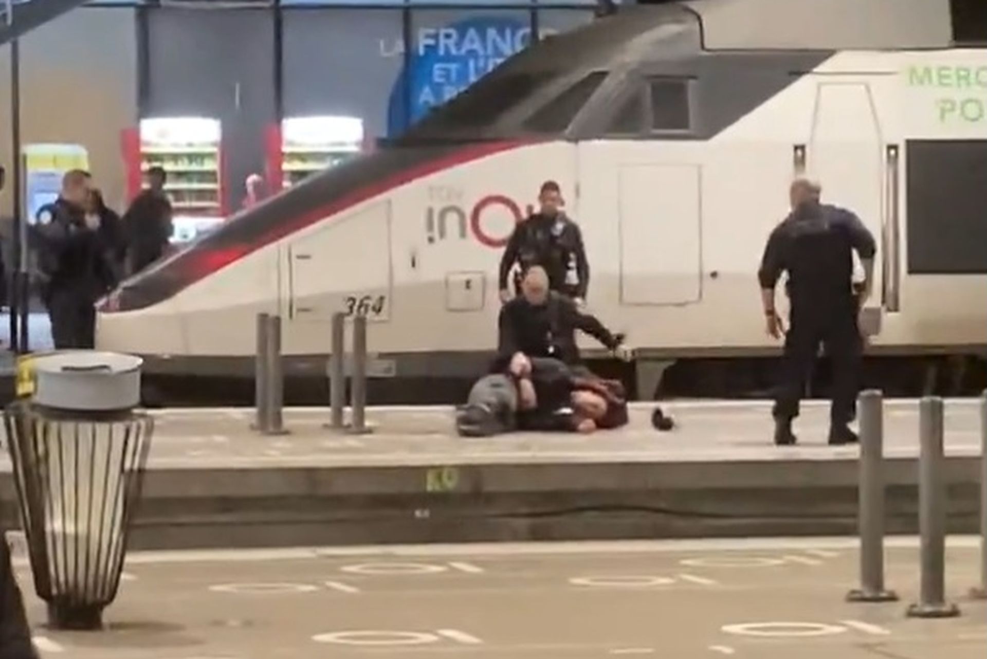 Συναγερμός στο Παρίσι: Άνδρας με μαχαίρι απειλούσε επιβάτες στον σταθμό Μονπαρνάς