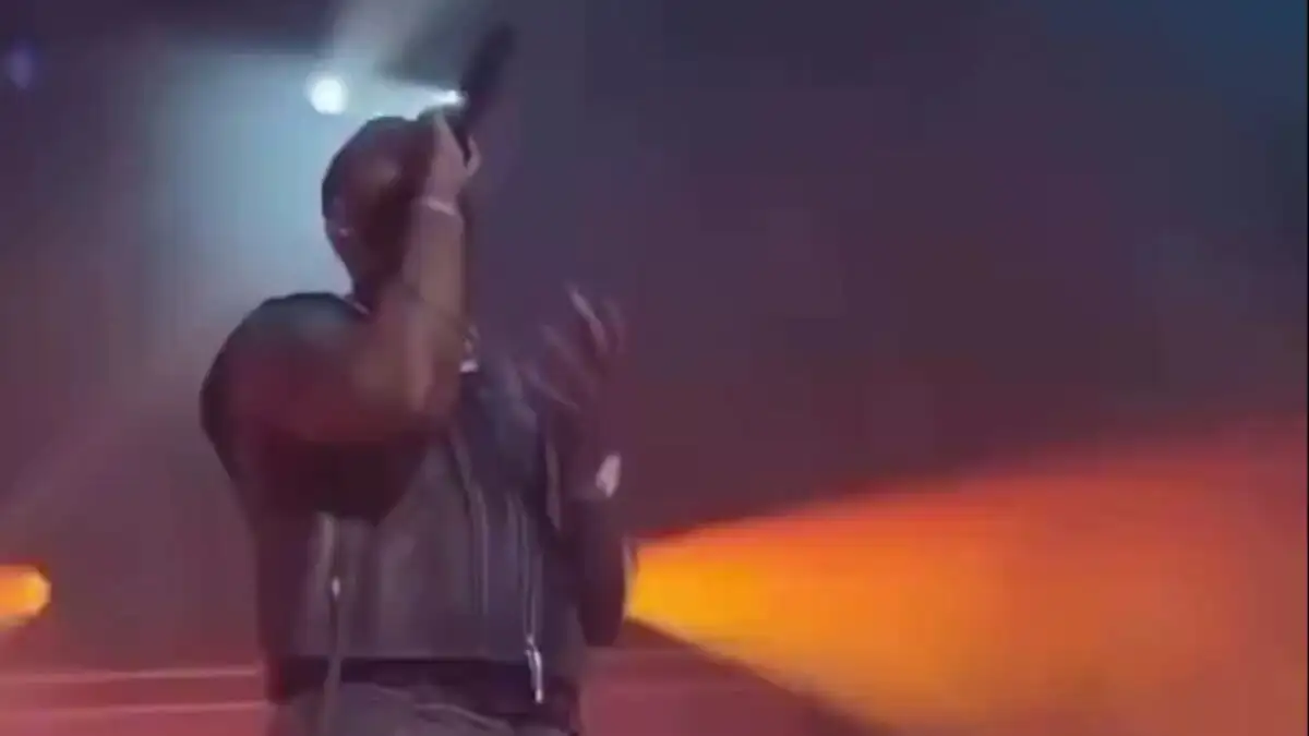 Περιστατικό σεξουαλικής παρενόχλησης εις βάρος τραγουδιστή κατά τη διάρκεια συναυλίας Περιστατικό σεξουαλικής παρενόχλησης εις βάρος τραγουδιστή κατά τη διάρκεια συναυλίας