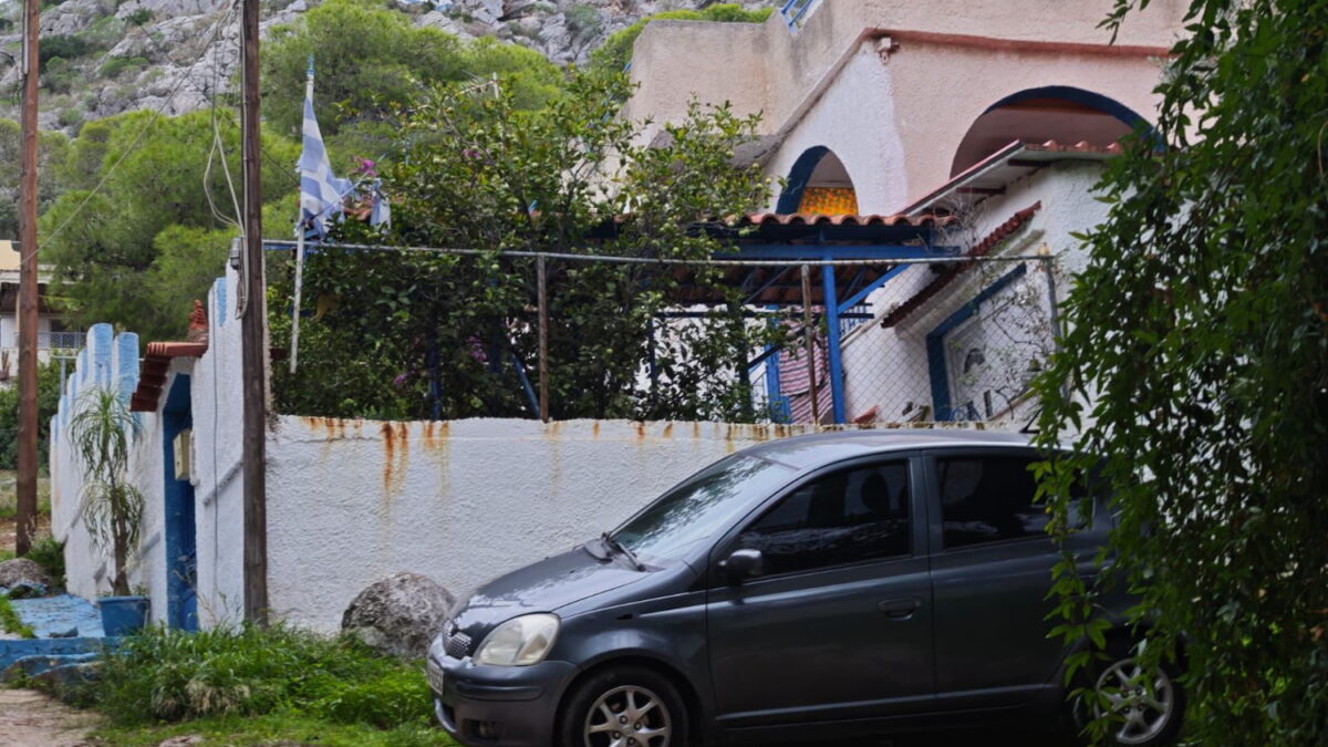 Φρίκη στη Σαλαμίνα: Θανάσιμο χτύπημα στο κεφάλι για τη 75χρονη – Οι δράστες καταγράφηκαν από κάμερα