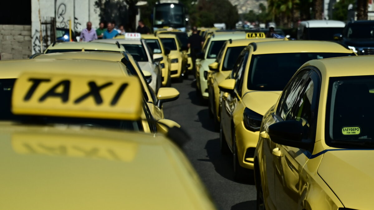 Τέλος στην απεργία των ταξί – Συμφωνία μετά τη συνάντηση με τον Κυρανάκη