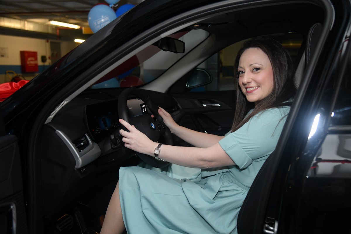 Pamestoixima.gr: Η νικήτρια του αυτοκινήτου στο live casino – Παράλαβε τα κλειδιά με πρωτότυπο τρόπο